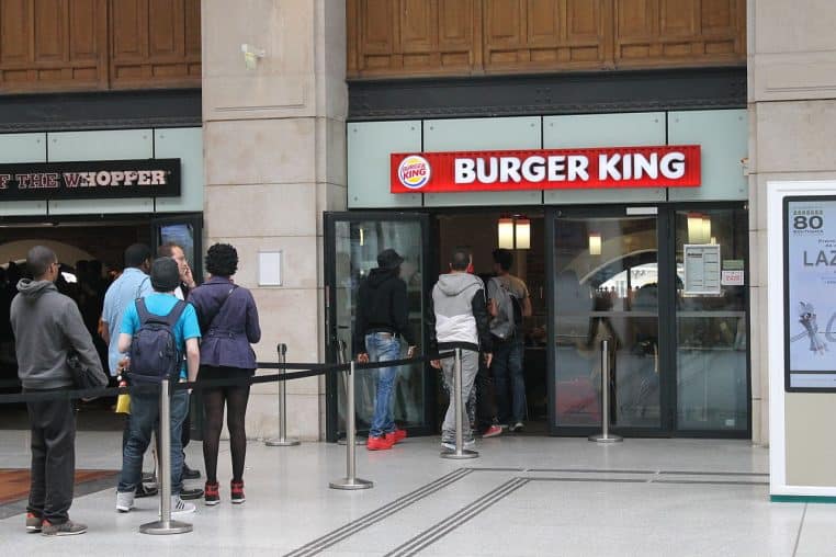 File d’attente devant un restaurant Burger King à Paris.