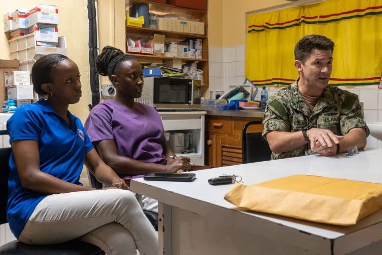 Médecins discutant d’un dossier en service d’oncologie.