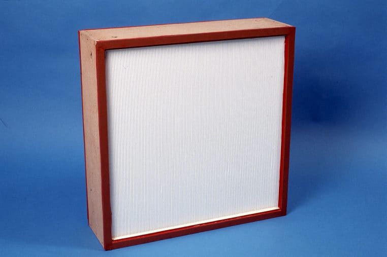 Gros plan sur un filtre HEPA installé en laboratoire, montrant la grille et le média filtrant capables de retenir des particules fines en circulation.