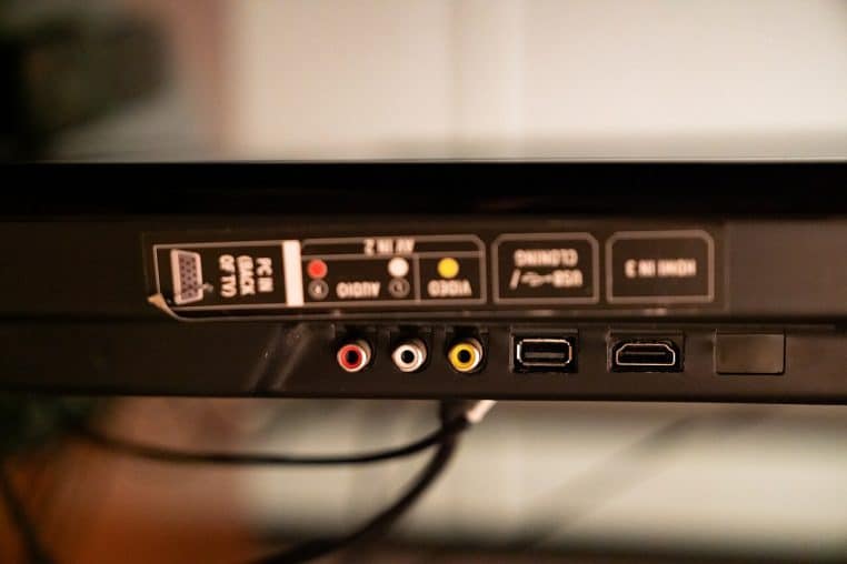Arrière d’un décodeur TV avec prises USB, HDMI et RCA en gros plan.