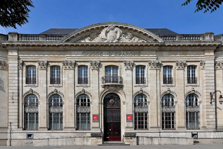 Bâtiment de la Caisse d’Épargne à Nancy, large cadrage, symbole de l’épargne populaire et de ses évolutions de taux.