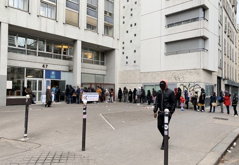 Façade de la Caisse d’allocations familiales du 18ᵉ arrondissement de Paris, entrée et signalétique visibles en journée.