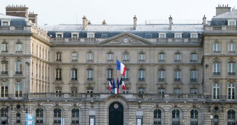 Façade historique de la Caisse des dépôts, quai Anatole-France à Paris, bâtiment central de la gestion du Livret A et des fonds réglementés.
