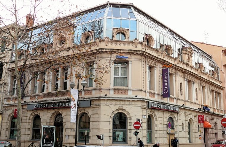 Façade d’une agence Caisse d’Épargne à Cannes.