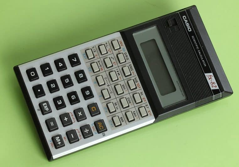 Calculatrice scientifique Casio FX-82 sur fond vert, vue en diagonale.