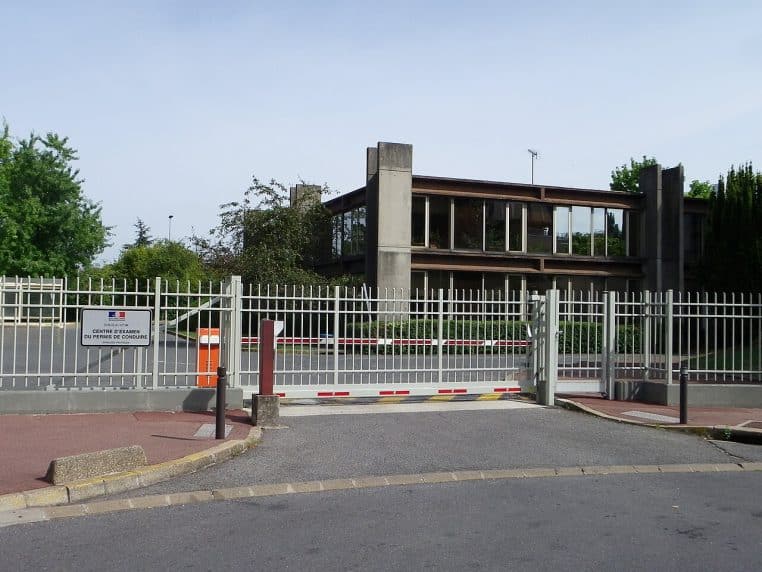 Bâtiment du centre d’examen du permis de conduire à Créteil vu depuis la rue.