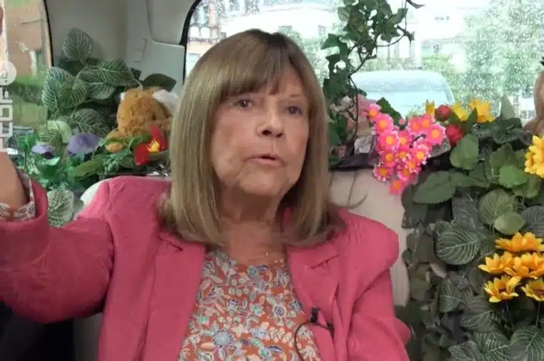 Chantal Goya filmée dans un décor fleuri à l’intérieur d’un véhicule, semblant répondre à une interview.