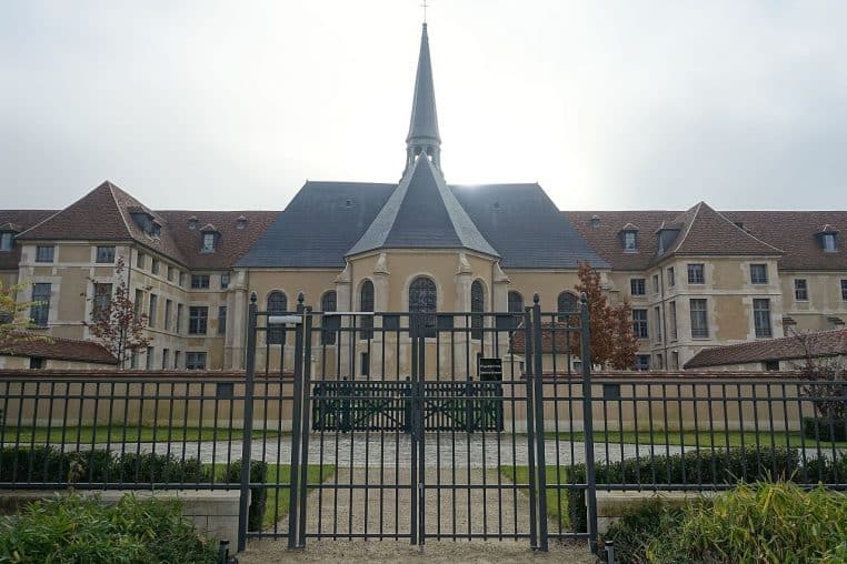 Façade de la chapelle de l’hôpital des Incurables donnant sur un jardin parisien.