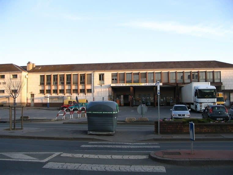 Bâtiment d’un centre de tri La Poste avec quais de chargement.