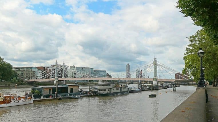 Perspective urbaine sur Chelsea Embankment.