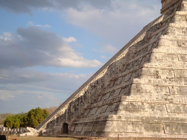 Le jeu d’ombre en forme de serpent descendant la rampe de la pyramide de Kukulkán lors de l’équinoxe à Chichén Itzá, Yucatán.
