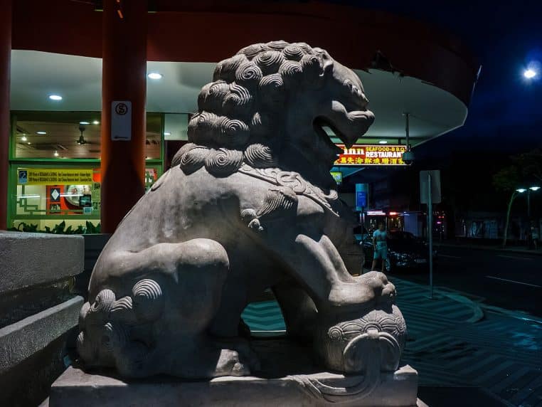 Statue de lion éclairée, scène nocturne urbaine