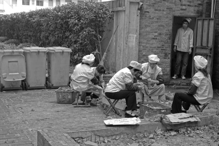 Scène de cuisine professionnelle, évocation d’une préparation simple et rapide pour un repas express.