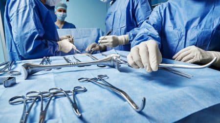 Chirurgienne Intervention Enfant
