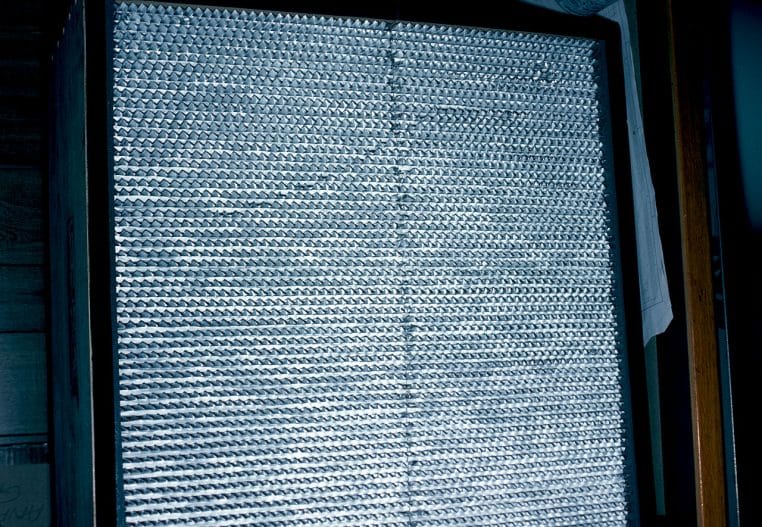 Vue rapprochée d’un filtre HEPA, soulignant la structure du média filtrant utilisée pour piéger les particules et améliorer la qualité de l’air.