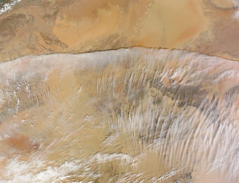 Vue satellite de nuages convectifs couvrant le Sahara algérien, illustrant la variabilité des formations nuageuses au-dessus d’un désert aride.