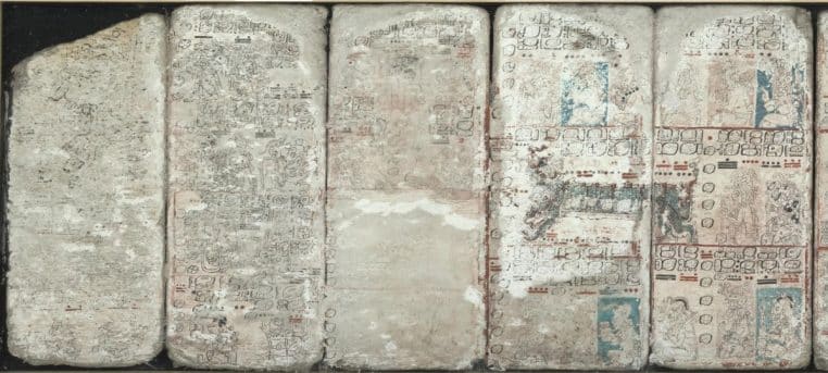 Panorama des cinq premières pages du codex de Dresde, avec glyphes mayas et colonnes de calcul visibles sur toute la largeur.