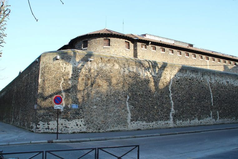 Façade nord de la prison de la Santé à Paris, mur d’enceinte et éléments architecturaux visibles en journée.