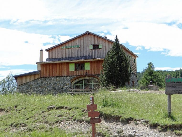 Route et gîte au col de la Couillole, vaste paysage d’altitude reliant Roubion aux stations voisines.