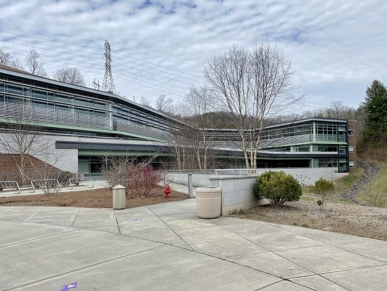 Façade vitrée avec protections solaires et gestion thermique