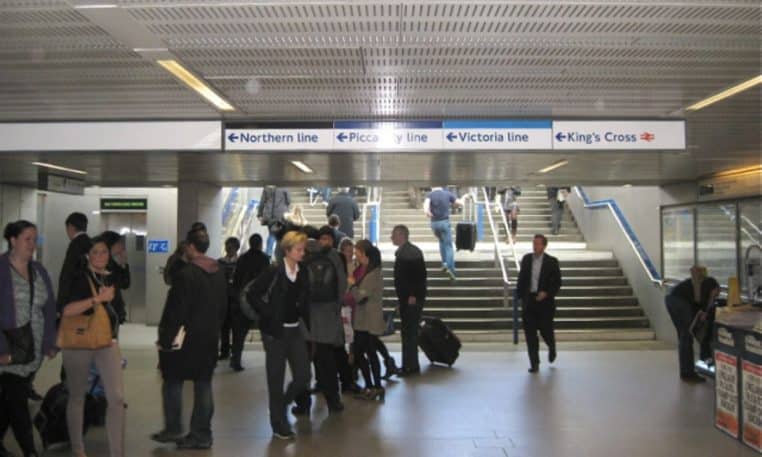 Grand hall de King’s Cross St Pancras à Londres, vue large des zones d’accès et cheminements voyageurs.