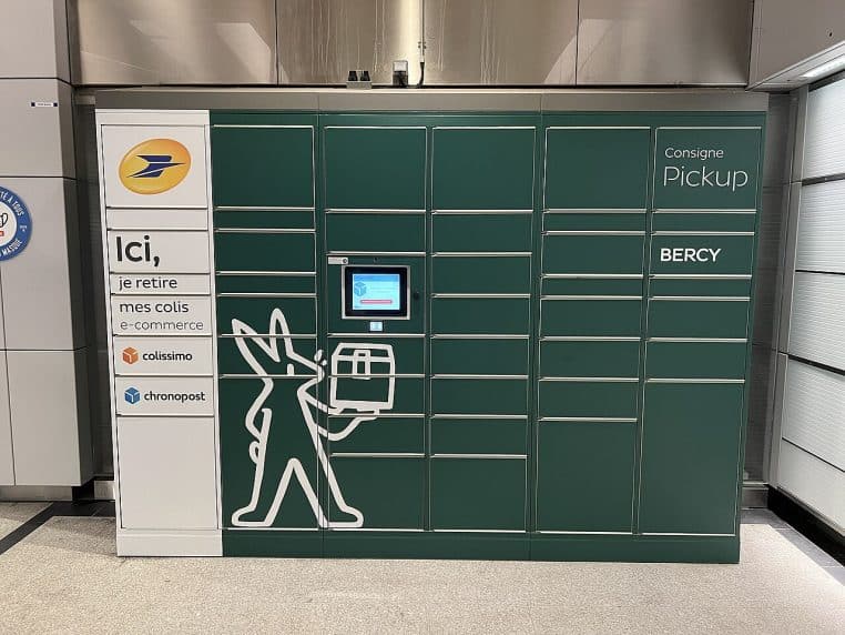 Consignes Pickup Station dans le métro Bercy à Paris.