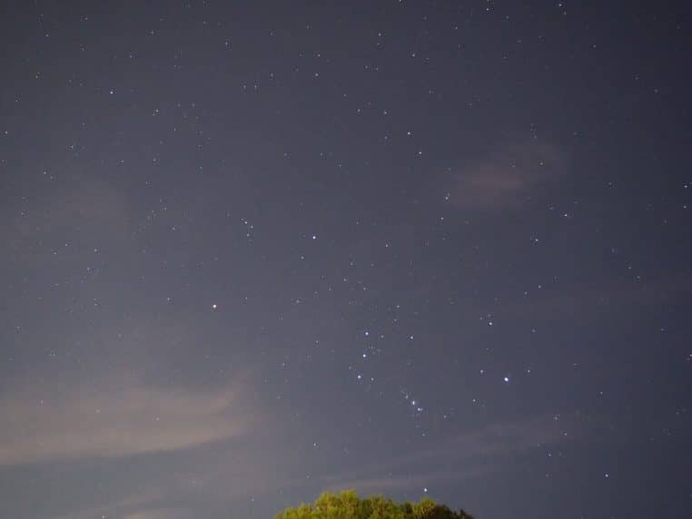 Constellation d’Orion photographiée depuis un site sombre, étoiles principales et ceinture bien identifiables.