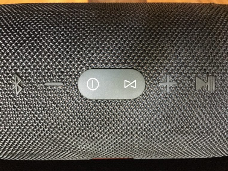 Gros plan sur les commandes d’une enceinte Bluetooth.
