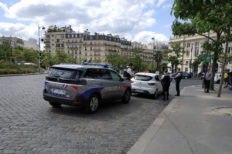 Contrôle routier de la police à Paris, illustrant la prévention et l’application des règles de sécurité routière.