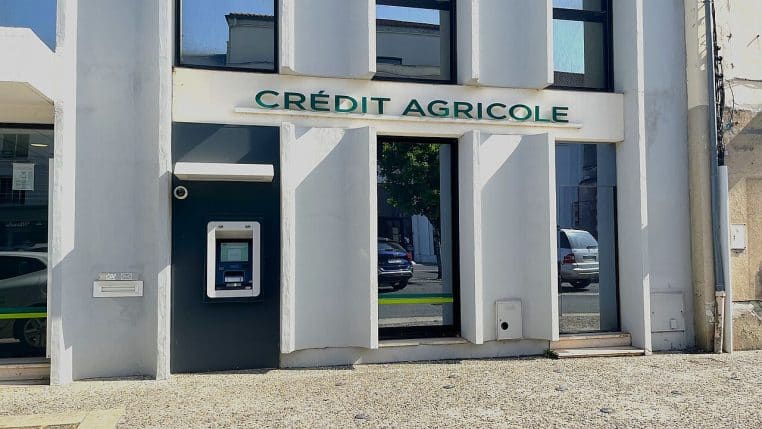 Distributeur automatique de billets en façade d’agence.