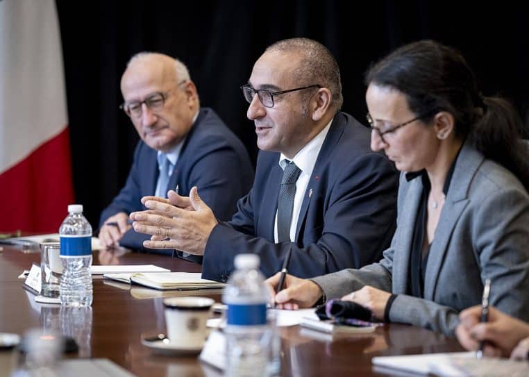 Laurent Nuñez, au centre, en réunion à Washington avec Alejandro Mayorkas, 13 octobre 2021, parlant à table durant un entretien bilatéral.