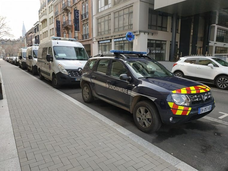 Véhicule de la gendarmerie stationné près d’un tribunal