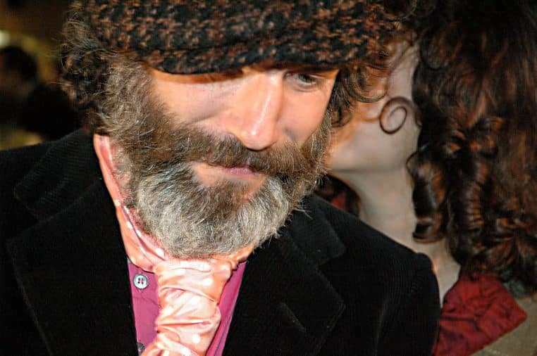 Daniel Day-Lewis en 2005, cadrage paysage, lumière naturelle, fond de festival berlinois, expression détendue.