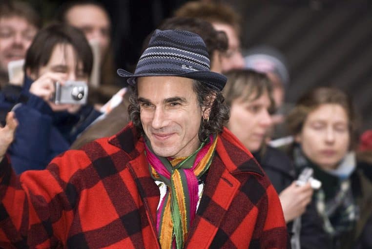 Portrait horizontal de Daniel Day-Lewis à Berlin en 2008, chapeau et manteau, lumière extérieure, expressions calmes et déterminées.