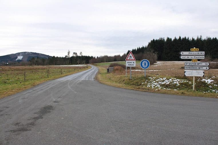 Signalisation en Auvergne indiquant risque de verglas et obligation chaînes ou pneus hiver à l’entrée d’une route de col.