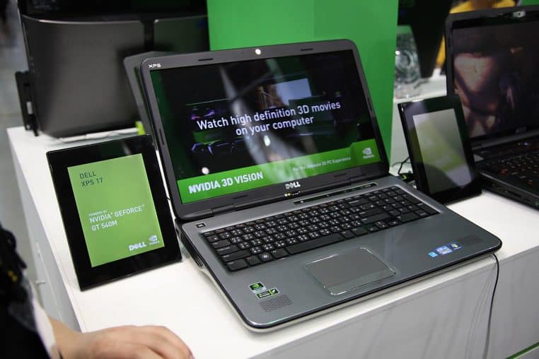 Grand ordinateur portable Dell XPS 17 photographié sur un stand à Taipei, illustrant un format 17 pouces proche de l’usage visé par le Danew Dbook 175.