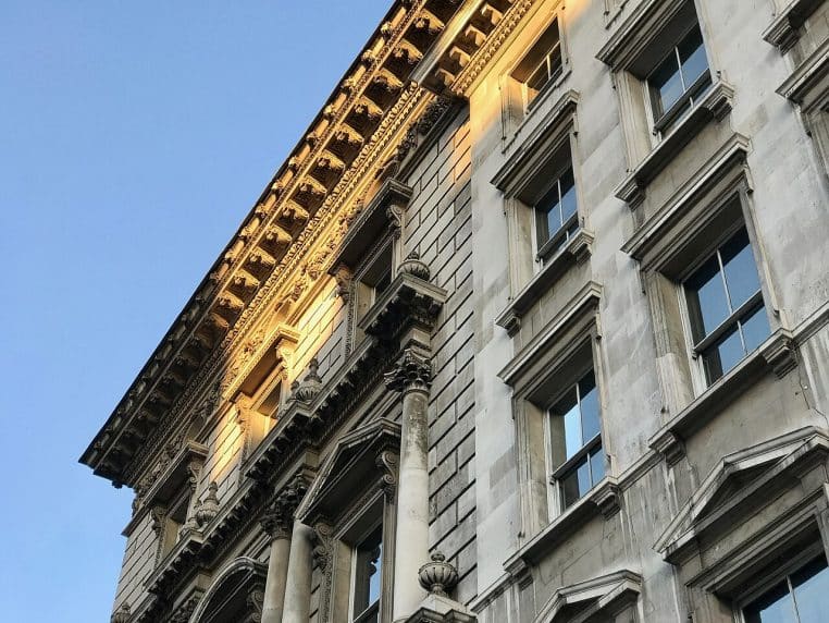 Détail architectural d’un bâtiment gouvernemental sur Parliament Street, quartier des administrations centrales.