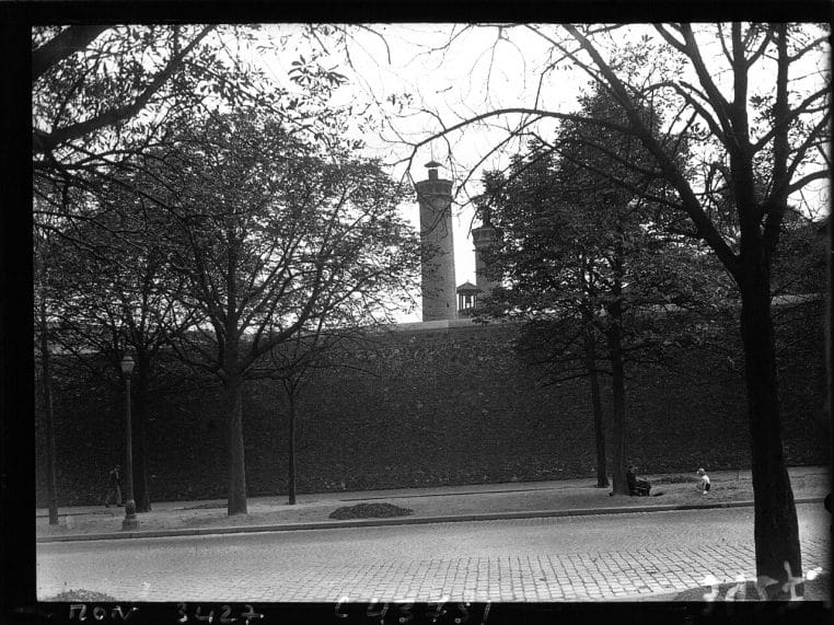 Vue d’ensemble de la prison de la Santé à Paris, façade et structures extérieures, image historique illustrant l’univers carcéral en France.