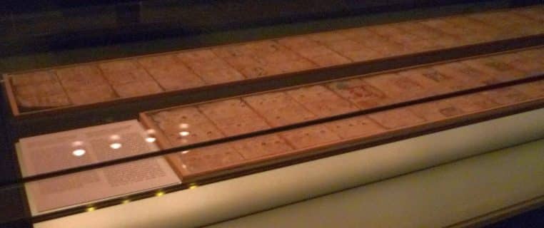 Exposition du codex de Dresde entre deux plaques de verre à la Bibliothèque d’État de Saxe, présentant plusieurs feuillets dépliés.