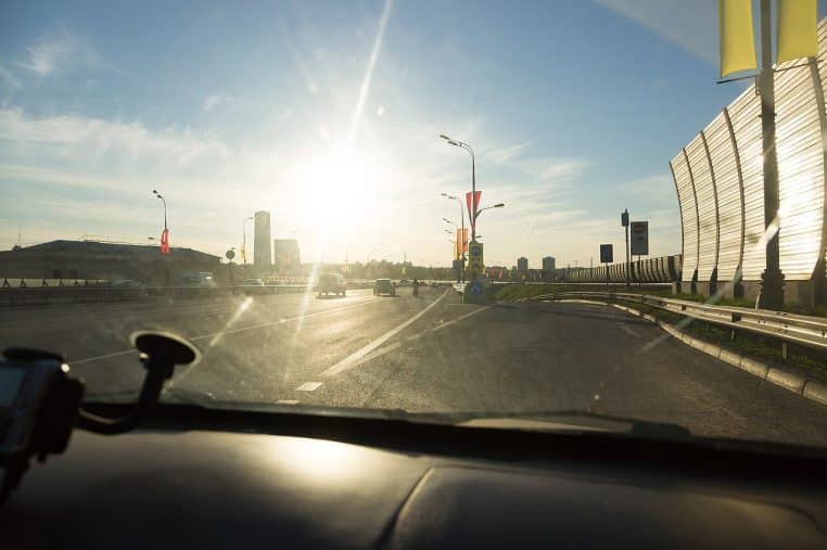 Vue routière à travers le pare-brise depuis un habitacle.
