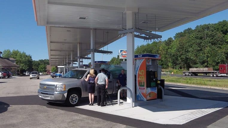 Pompe E85 sur une station-service ; la réduction des avantages fiscaux pourrait renchérir nettement le prix du litre en 2026.