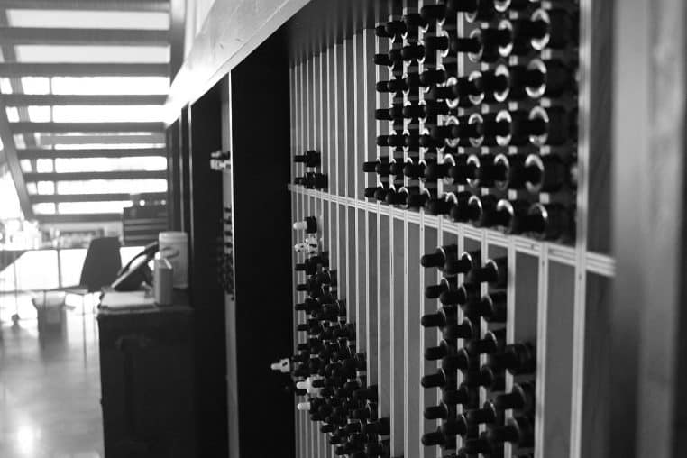 Alignement de flacons d’e-liquides en boutique ; une nouvelle taxe de 0,30 à 0,50 € par 10 ml selon la nicotine est prévue.