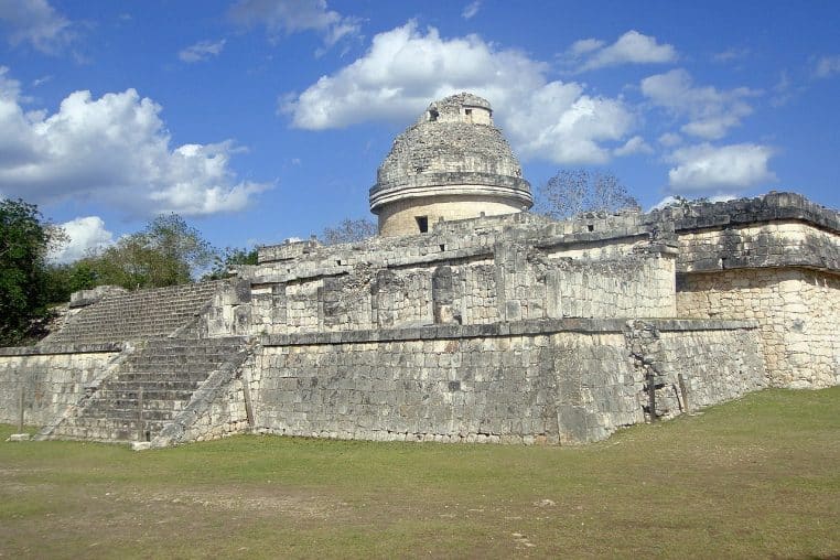 Vue large de l’observatoire maya El Caracol à Chichén Itzá, dont l’architecture ronde est associée à l’observation du ciel et aux cycles célestes.