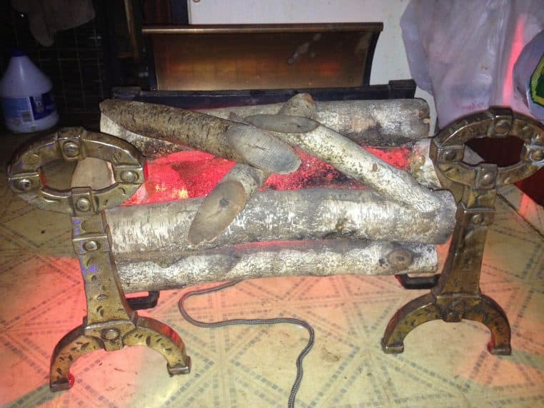 Vieille cheminée électrique de salon, vue rapprochée.