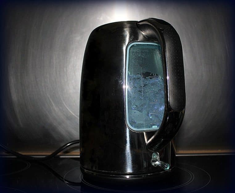 Appareil électrique type bouilloire grand format sur plan de travail, adapté pour maintenir une grande quantité d’eau à bonne température.