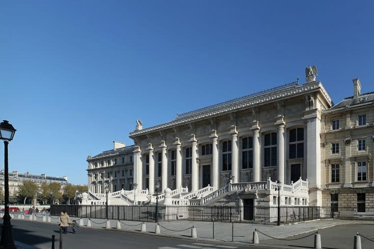 Entrée de la cour d’assises à Paris, portail monumental donnant accès aux audiences criminelles.