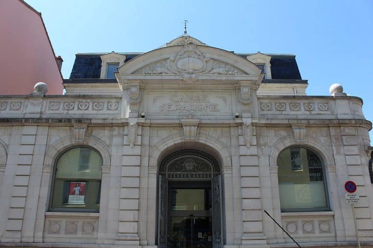 Agence Caisse d’Épargne à Mâcon, vue rue, illustrant l’implantation locale des livrets d’épargne en centre-ville.