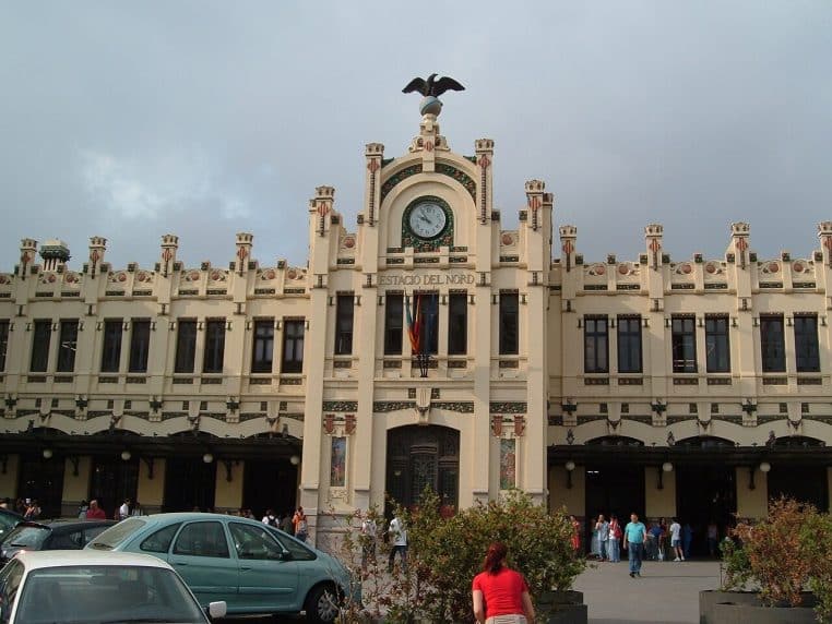 Façade de la gare de Valence avec grande horloge centrale.