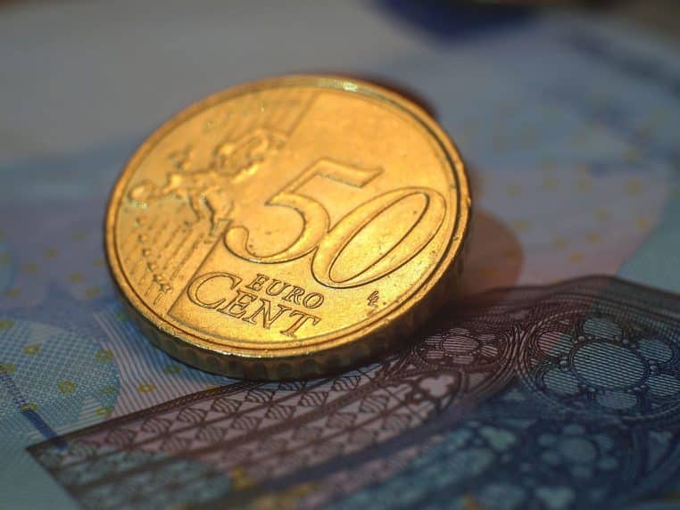 Gros plan sur pièces d’un euro et billets.