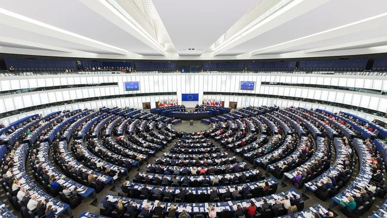 Vue large de l’hémicycle du Parlement européen à Strasbourg pendant une séance, où sont votés les textes sur l’égalité de rémunération.